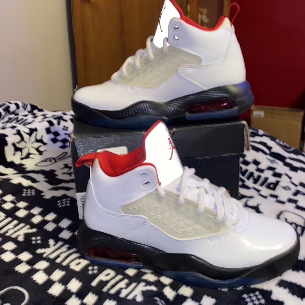 Jordan Maxin 200(GS) White/Gym Red-Black in box LIKE NEW worn 3x maybe PERFECT